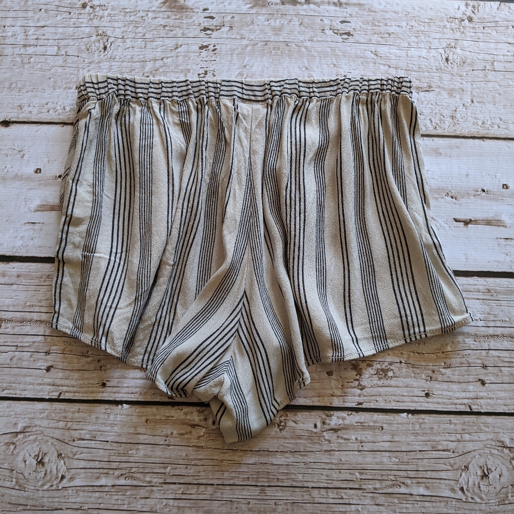 Flowy Shorts - Picture 2 of 3